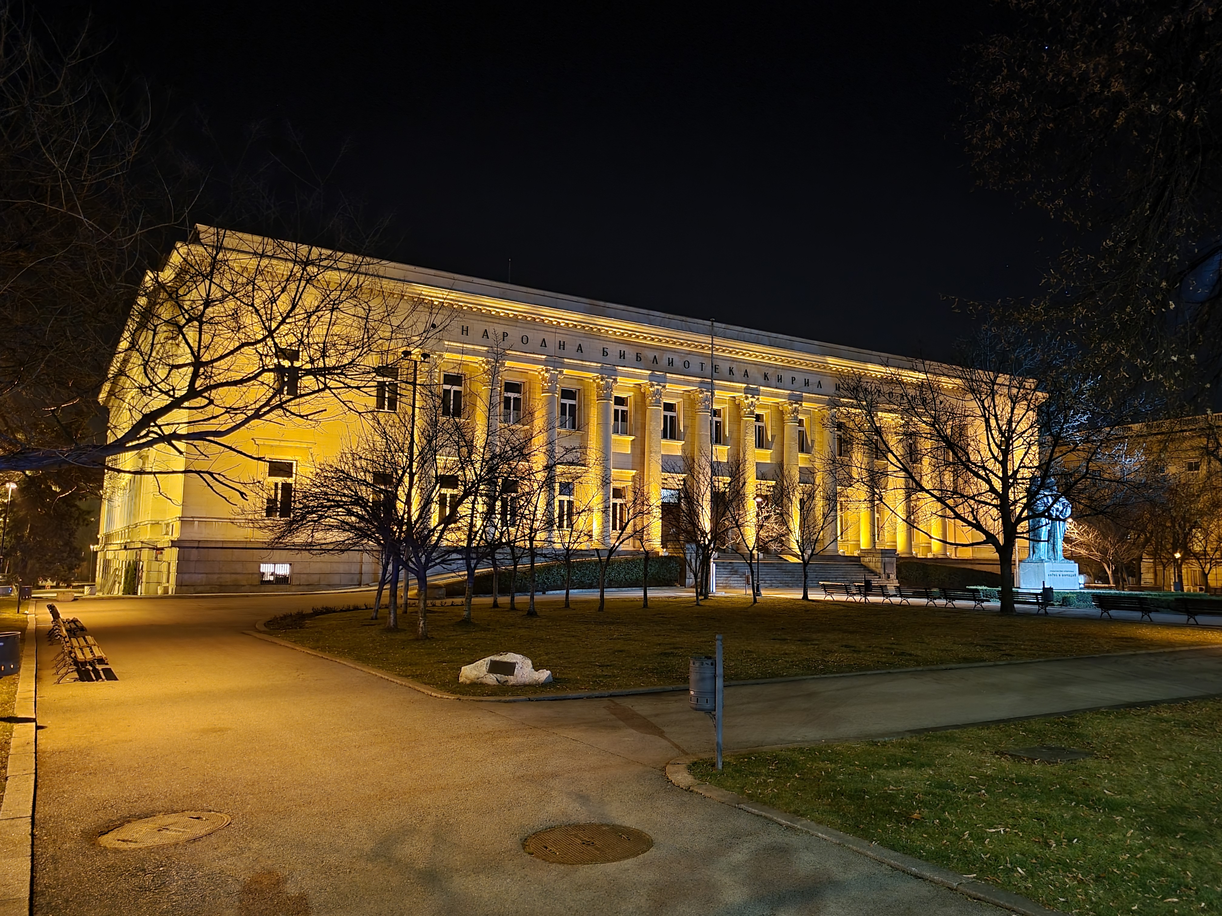 Low-light samples, main camera (1x), Night mode - f/1.8, ISO 800, 1/13s